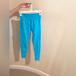 blue leggings that accentuate bum